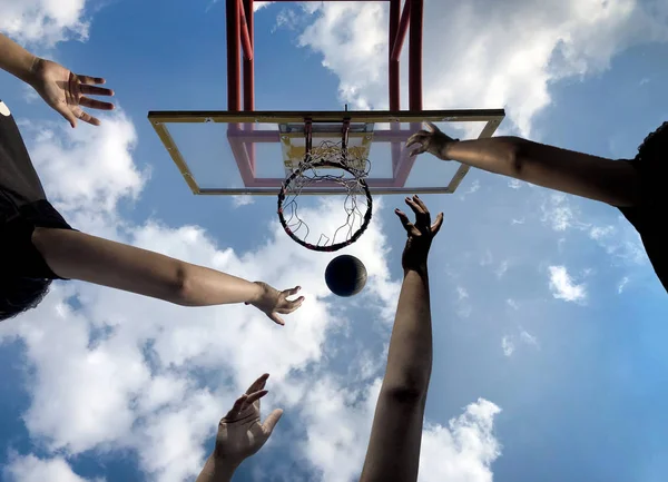 Juego de baloncesto desde la vista inferior con concepto de competencia a — Foto de Stock