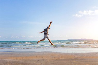 mutlu adam özgürlük atlama okyanus deniz scape arka plan