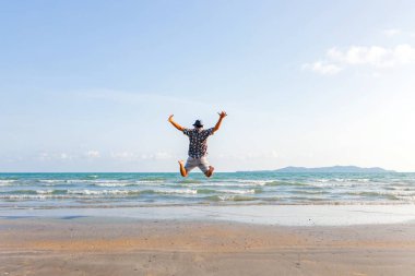 mutlu adam özgürlük atlama okyanus deniz scape arka plan