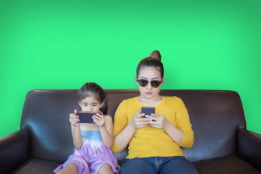 yeşil ekranda anne ve çocuk addictation cep telefonu oynamak