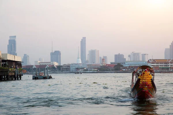 Vintage båt på vatten för turism på Bangkok — Stockfoto