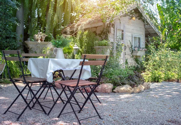 Mesa de chá ao ar livre estilo vintage inglês no jardim — Fotografia de Stock