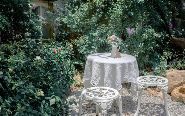 Υπαίθρια τσάι τραπεζαρία καρέκλα διακόσμηση εξωτερικός κήπος — Φωτογραφία Αρχείου