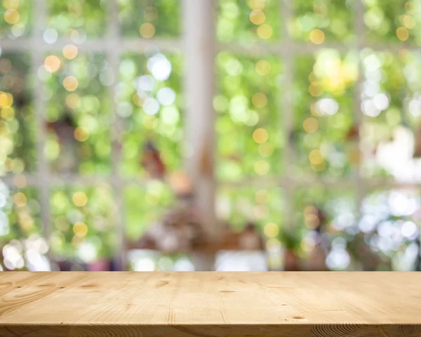 木のテーブルトップホワイトガーデンボケ背景. — ストック写真