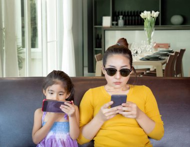 anne ve çocuk bağımlısı cep telefonu