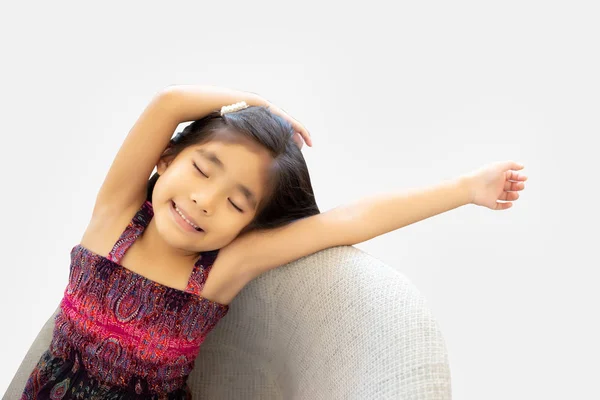ソファの上で怠惰な日から目を覚ますアジアの子供 — ストック写真