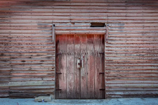 Vintage wood cabin building door near exterior — Stock Photo, Image