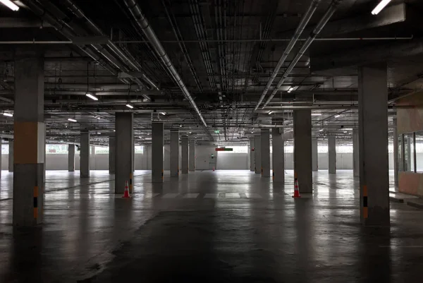 Estilo loft aparcamiento vacío en grandes almacenes — Foto de Stock