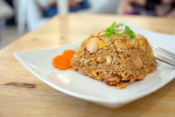 Тайська Продовольча Смажений рис saucesage і яйце служити — стокове фото