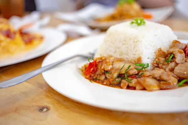Гостра смажена свинина Тайська їжа з травами служити — стокове фото