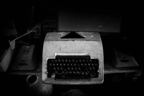 Viejo y vintage analógico escribiendo matchine en habitación oscura — Foto de Stock