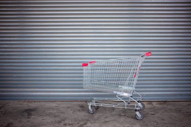 yakın dükkan kapısında boş alışveriş sepeti