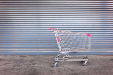 yakın dükkan kapısında boş alışveriş sepeti