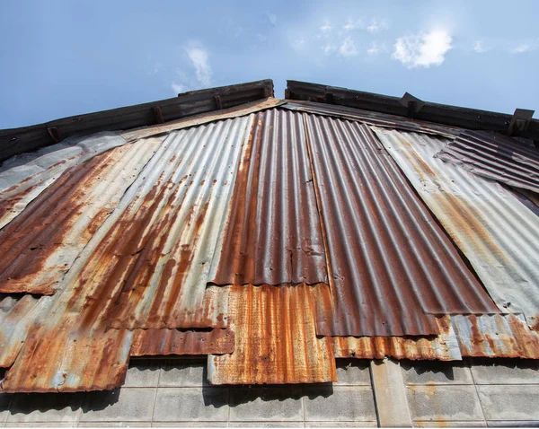 Viejo oxidado pared de zinc fondo exterior — Foto de Stock