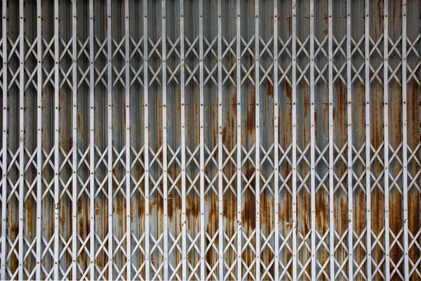 Старинные закрытые железные двери защиты — стоковое фото