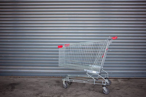 Prázdný nákupní vozík na těsném vchodu do dílny — Stock fotografie