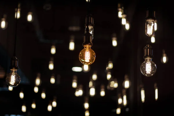 暗い部屋の古典的なツンステン電球のデシレーション. — ストック写真