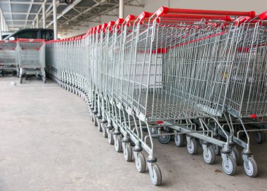 Süpermarketteki boş alışveriş arabası online alışverişe neden oluyor ve e-komfor müşteri davranışlarında yeni bir normaldir.