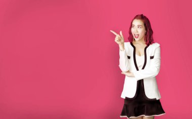 Şirin Asyalı kadın modeli pembe tonu işaret ediyor.