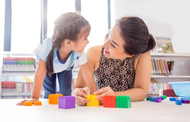 Evde salgın durumunda anne ve çocuklara olan sevgiyi yakından öğrenme zamanı. Masada oyuncak oyna