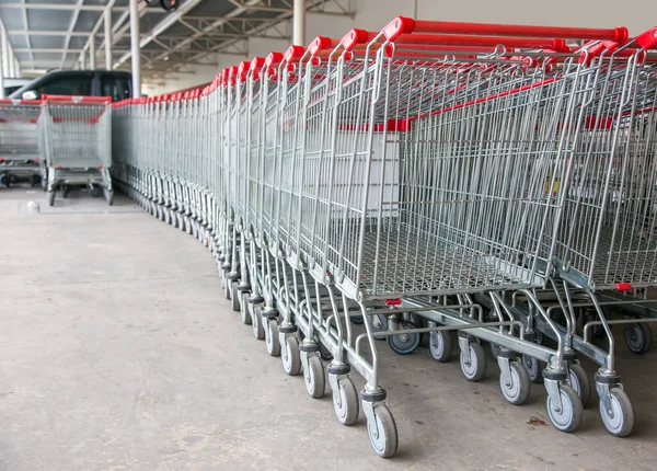 スーパーマーケットの空のショッピングトロリーカートはオンラインショッピングを引き起こし Eコマースは顧客の行動の新しい標準です — ストック写真