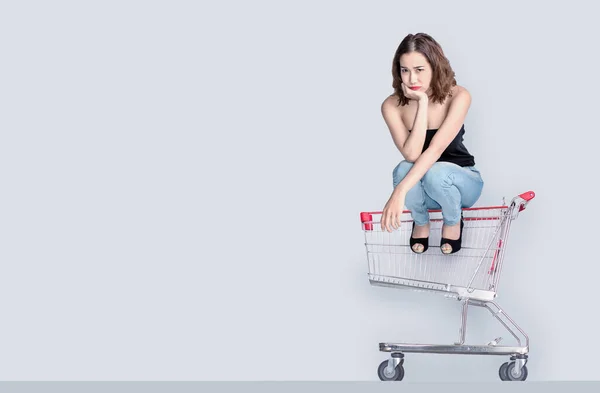 Preocupación Cara Mujer Asiática Esperando Compras Con Sentado Vacío Carrito — Foto de Stock