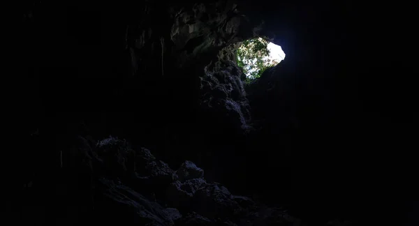 Eingang Zur Höhle Vom Felsenberg Abenteuerforscher Zur Erde Mit Bannergröße — Stockfoto