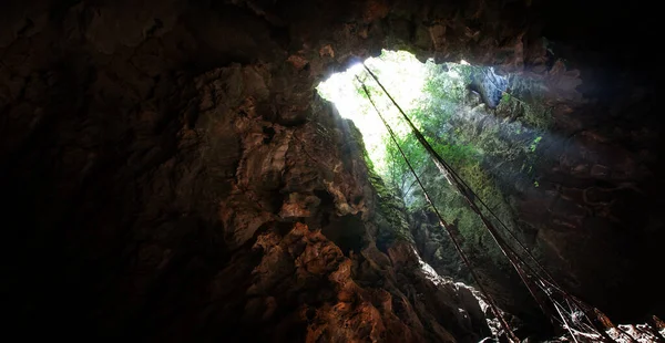 Entrada Cueva Montaña Roca Explorador Aventura Tierra Con Tamaño Bandera —  Fotos de Stock