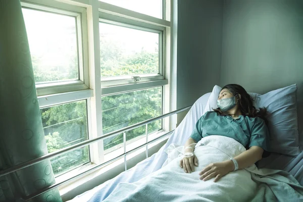 Ázsiai Helyreállítási Világjárvány Patieant Néz Kívül Kórházi Ablakok Egészségügyi Elrejtése — Stock Fotó
