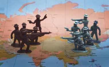 Suç kavramındaki haritalarda siyah beyaz oyuncaklarla insan ırkının tasviri