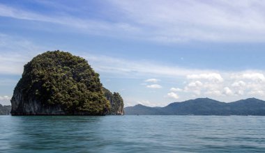 Arka plan olarak Phuket adası dağı ve okyanusu olan manzara
