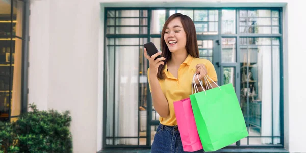 Felice Ragazza Asiatica Ridimensionato Ordine Nella Shopping Bag Carta Facendo — Foto Stock