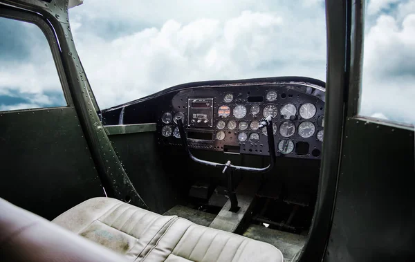 Alten Pilotenzimmer Flugzeug Mit Blauem Himmel — Stockfoto