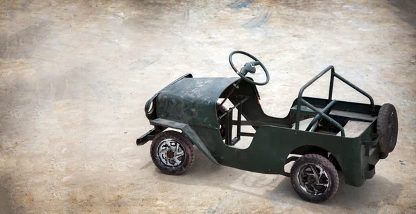 Mini Car Vintage Boy Toy Handgefertigt Auf Outdoor Zement Retro — Stockfoto