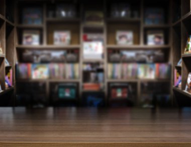 Kütüphanenin ahşap masa tezgahı veya arkaplan için kitapçı