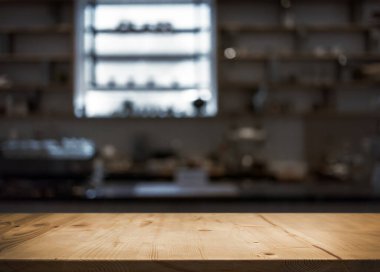 Kafenin ahşap masa tezgahı veya arka plan için mutfak dükkanı 