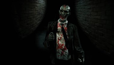 Sokakta yürüyen karanlık gece sineması kostümü içindeki zombi sanatı