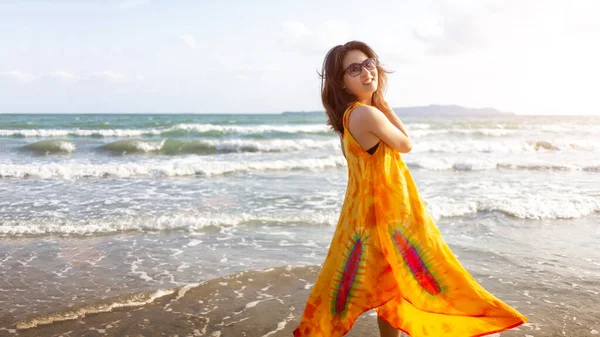 Asiatisk Kvinde Går Stranden Sommeren Med Hjemmelavet Stof Mode - Stock-foto