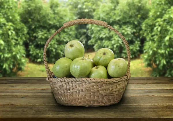 Verse Guava Mand Van Het Veld Serveren Houten Tafel Voor — Stockfoto