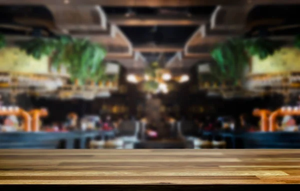 Ξύλινο Τραπέζι Top Counter Blur Night Cafe Για Προϊόν Τροφίμων — Φωτογραφία Αρχείου