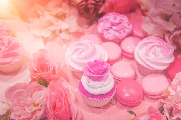 Süße Kuchen Snd Pastellrosa Dessert Thema Tisch Mahlzeit Mit Blume — Stockfoto