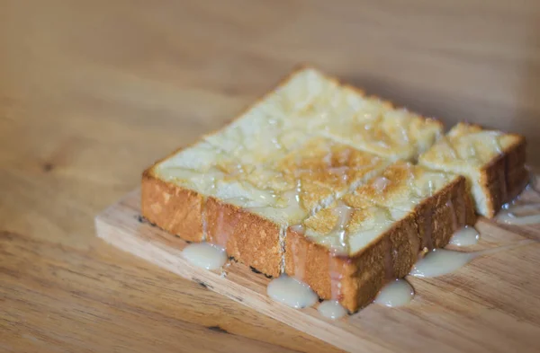 Cerrar Pan Tostado Casero Con Leche Dulce Azúcar Plato Madera — Foto de Stock