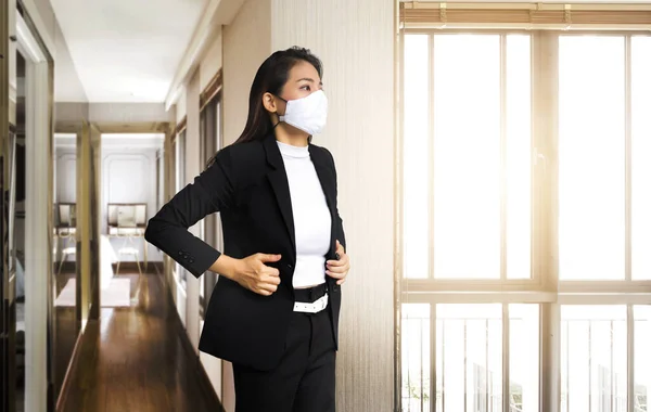 Asiatische Geschäftsfrau Trägt Medizinische Maske Zum Schutz Bevor Sie Nach Stockfoto