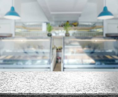 Bulanık fırın arka planındaki mermer taş masa tezgahı.