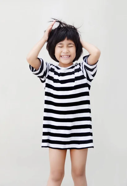Χαρούμενο Ασιατικό Παιδικό Μοντέλο Κοντά Μαλλιά Λευκό Απομονωμένο Φόντο — Φωτογραφία Αρχείου