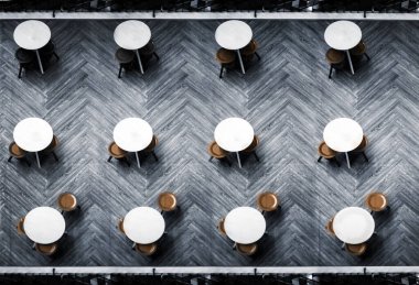 Restorandaki boş koltuk salgını önlemek için sosyal mesafeyi koru