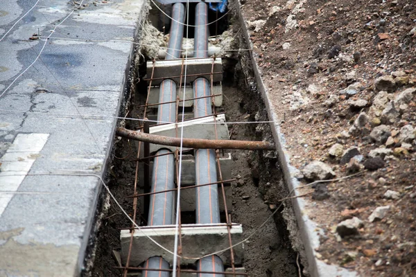 การก อสร างไฟเบอร ไฟฟ าใต นของถนนท อกซ เมนต ในกระบวนการก อสร — ภาพถ่ายสต็อก