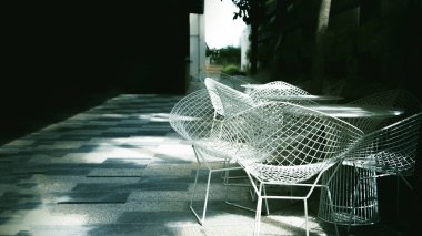 Açık havada oturmak için ev yapımı demir ağ sandalyeler.