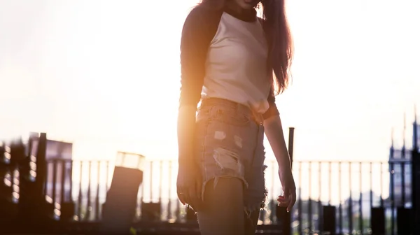 Calle Moda Casual Con Modelo Mujer Con Puesta Sol Azotea — Foto de Stock