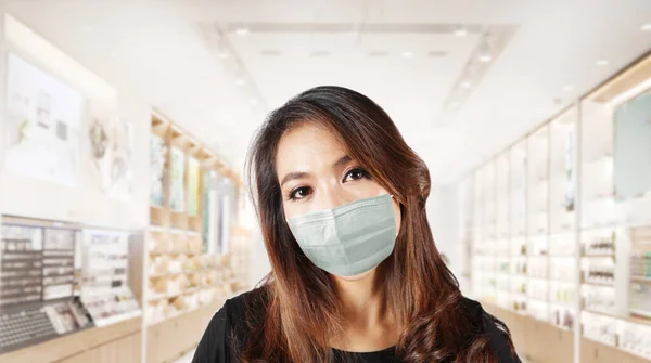 Закрыть Женщина Азиатского Лица Использовать Маску Защиты Вируса Пандемии Пятно — стоковое фото